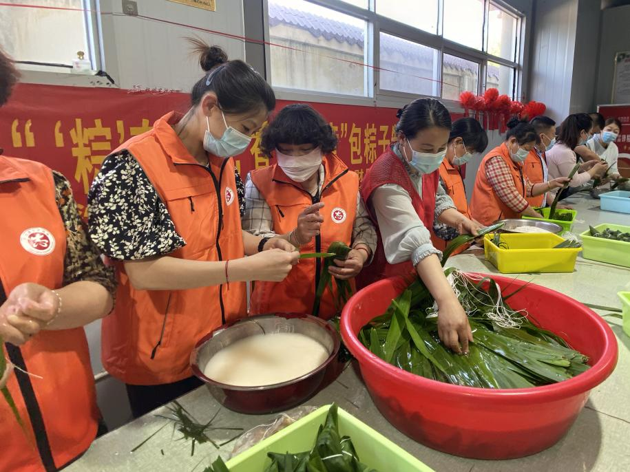 青口供電所黨支部聯(lián)合生產(chǎn)生活服務中心分會、黃沙坨社區(qū)，共同舉辦“悠悠艾草香 濃濃端午情”系列活動。.png